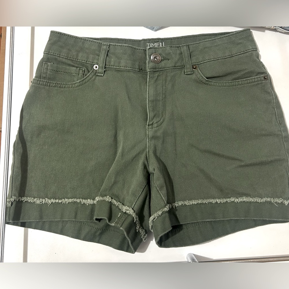 TIME AND TRU WOMEN DENIM SHORTS ROW HEM CUFFS in size 4